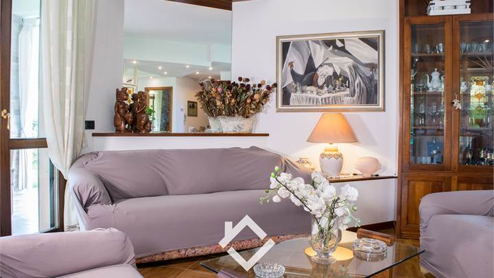 Villa indipendente Travedona-Monate