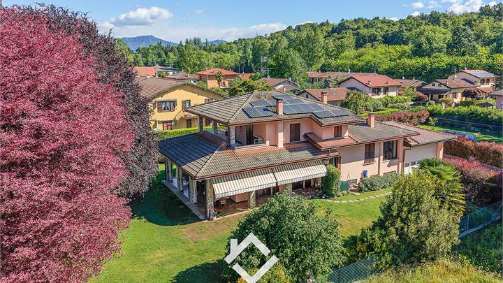 Villa indipendente Travedona-Monate